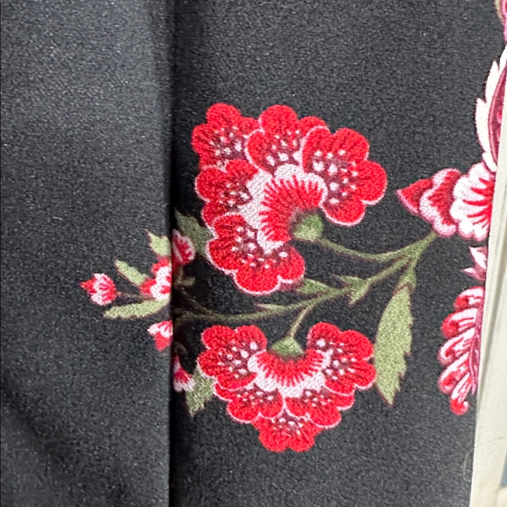 Large Ann Taylor Factory Black and Red Floral Blouse fitted waist pearl accents - Picture 8 of 8